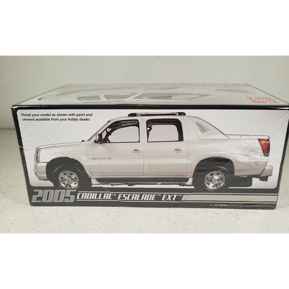 AMT 2005 Cadillac Escalade EXT Pickup Truck 1:25 Scale Model Kit #680 New Seal - Picture 3 of 8
